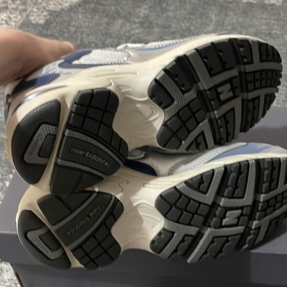 New balance size 5 1/2 - Picture 4 of 5